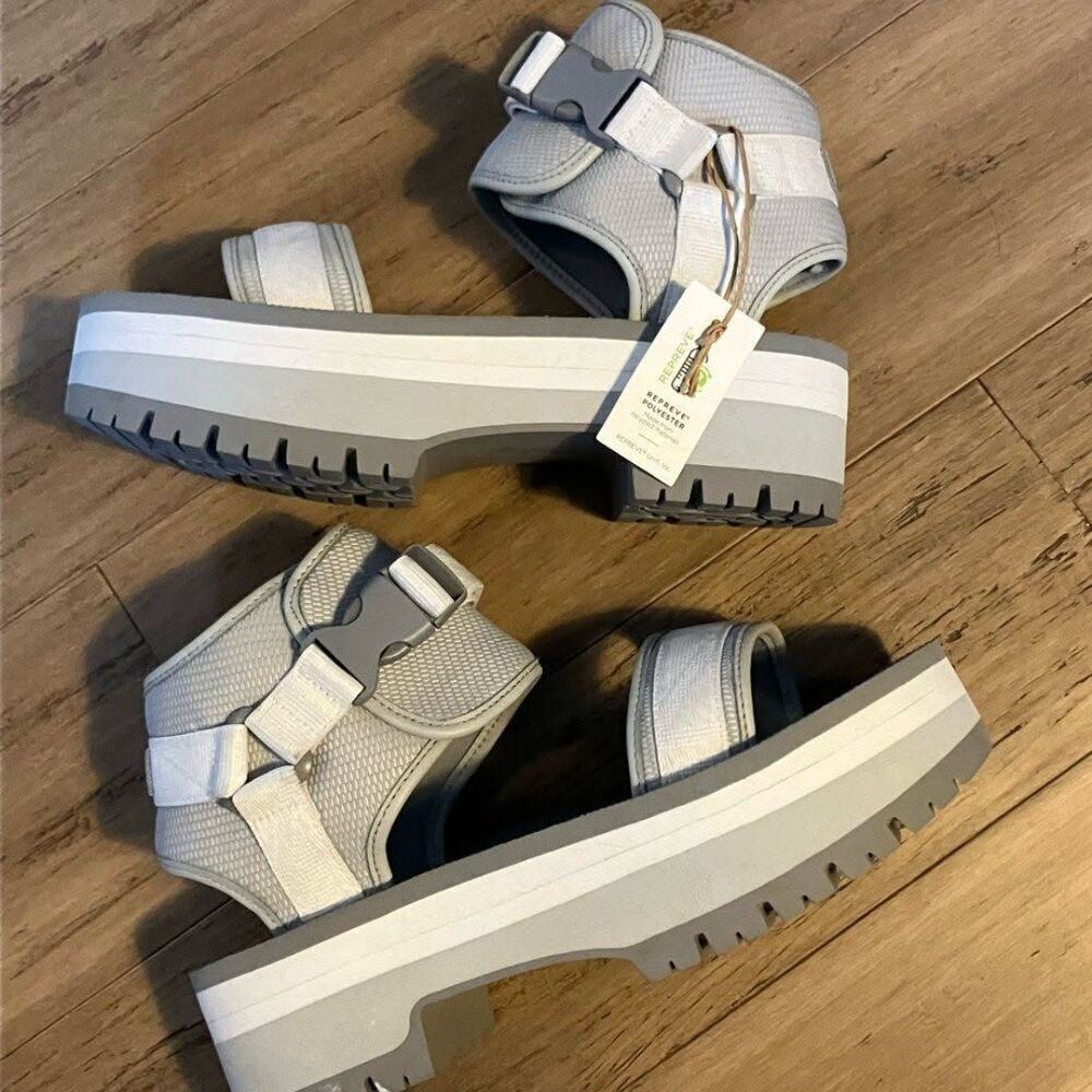 Teva platform women’s unworn sandals! Made with recycled materials. Size 9